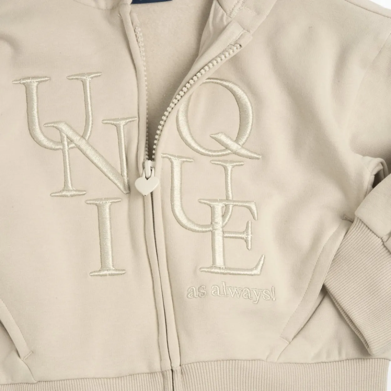 Completo felpa con cappuccio e pantaloni