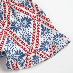 Completo maglietta con pantaloni corti stampa fantasia geometrica